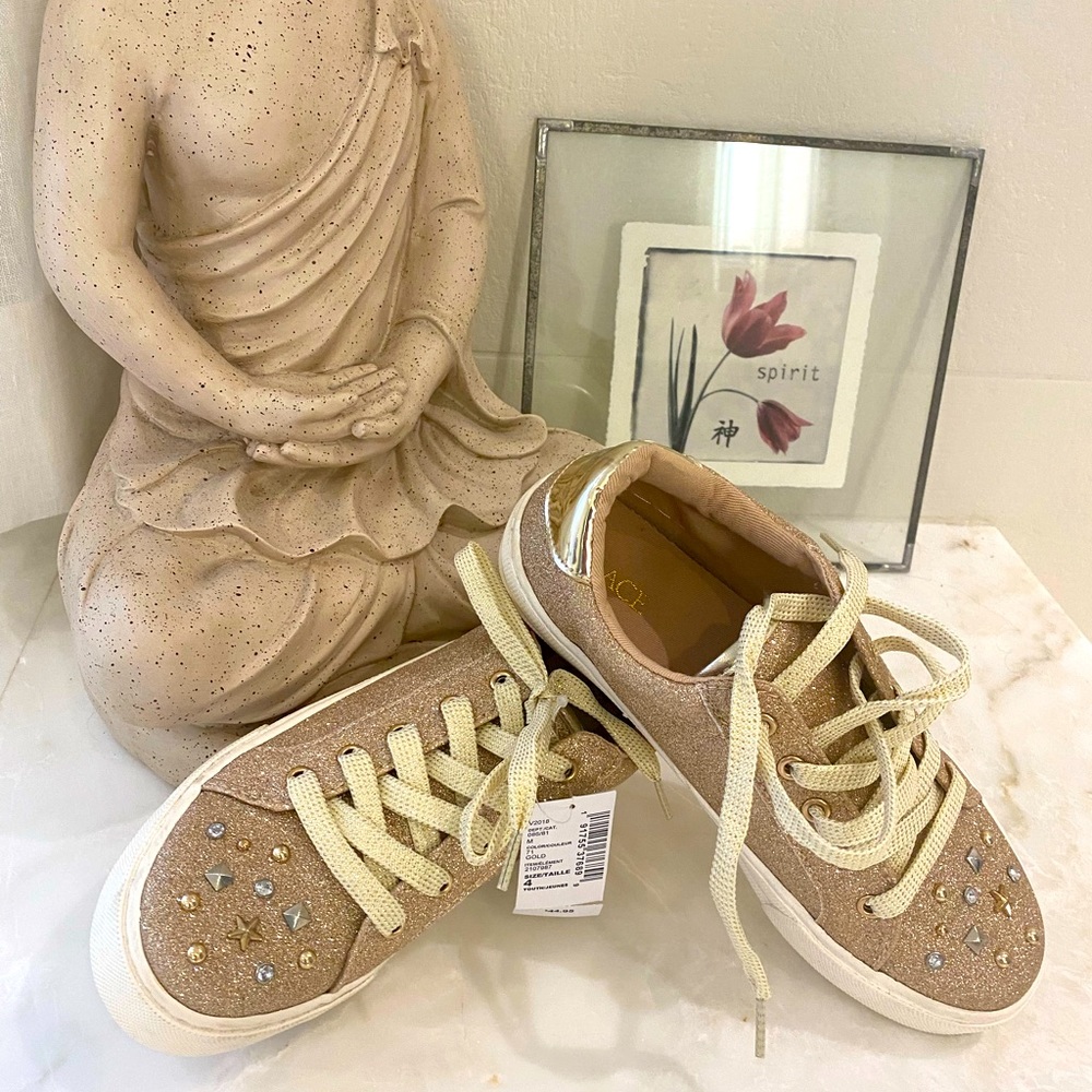 🎉HP🎉 BNWT Children’s Place gold sneakers